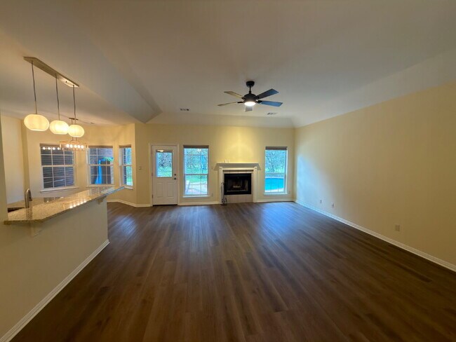Foto del edificio - 3 bed 2 bath 2 car garage & pool.