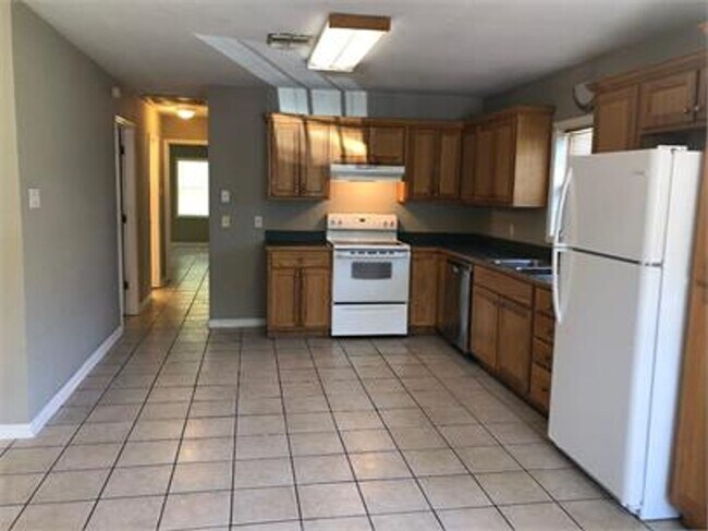 Foto del edificio - 3-Bedroom 2-Bathroom Apartment!