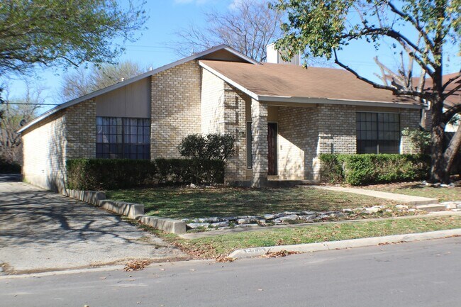 Foto del edificio - Gorgeous garden style home in San Antonio. Realtor Commission: $300