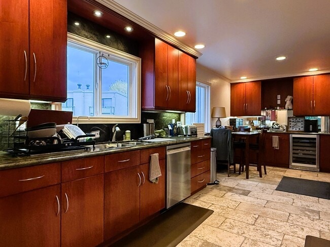 Foto del edificio - 4 bed, 2.5 bath top floor corner unit cond...