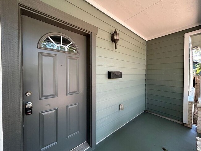 Building Photo - 709 W 35th St