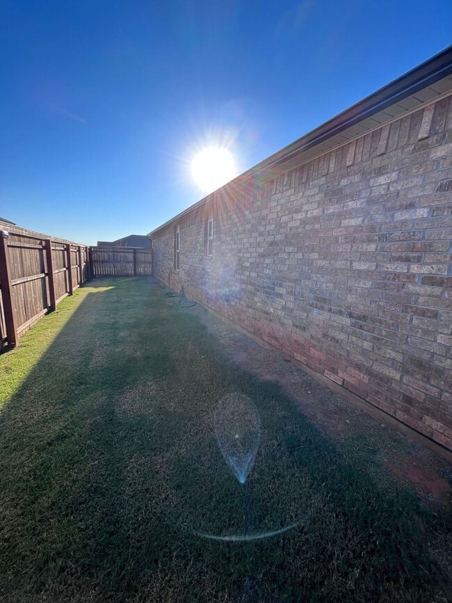 Building Photo - Available now 4 Bed 2 Bath in Mustang!