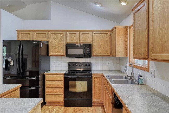 Foto del edificio - 17545 N. Sunnyvale Dr. Nine Mile Falls, WA...