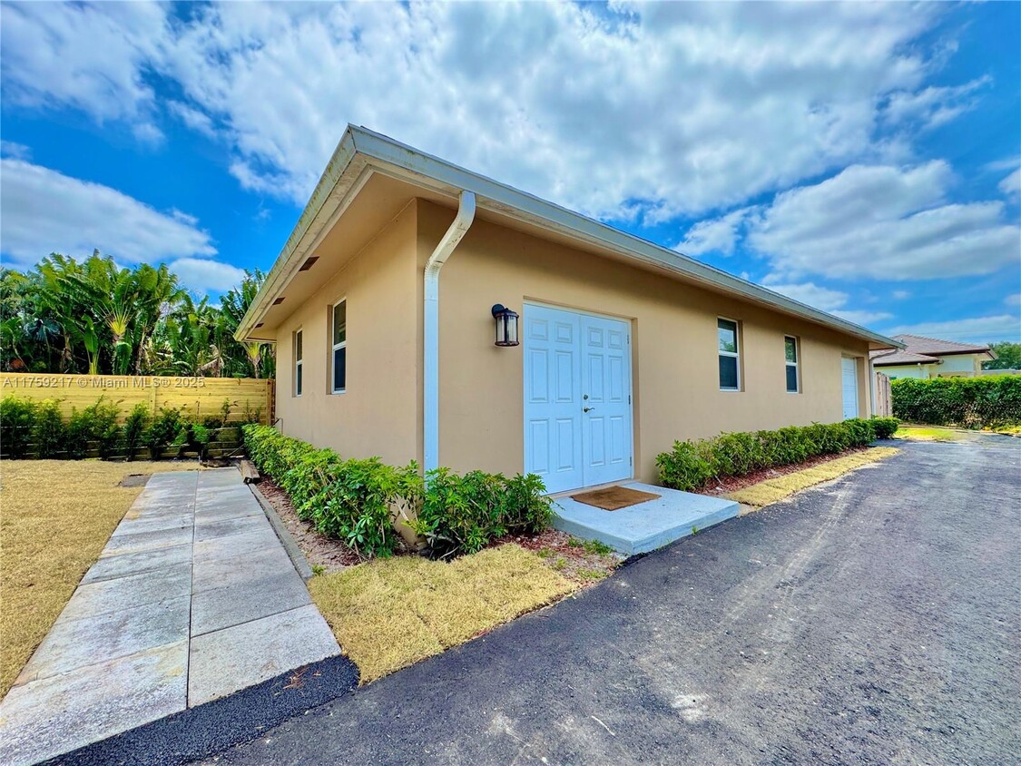 Foto principal - 14450 SW 24th St