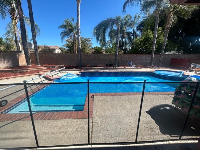Foto del edificio - 41633 Whittier Ave