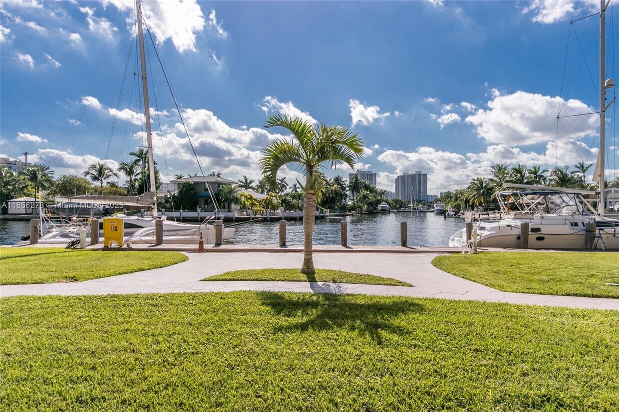 Foto principal - 301 Golden Isles Dr