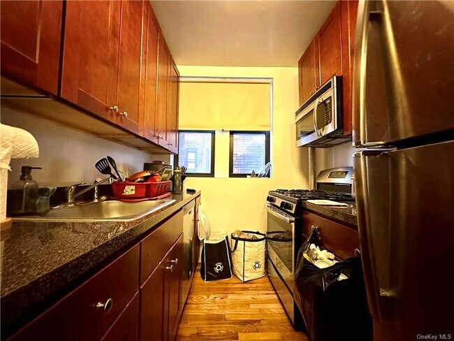 Foto del edificio - 37-55-55 77th St