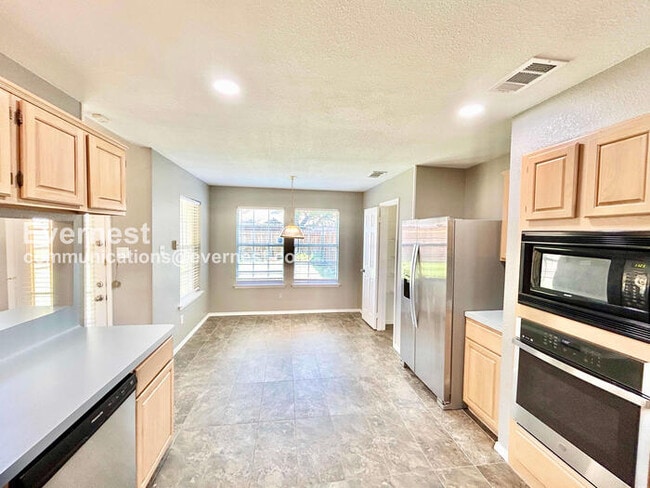 Foto del edificio - 3 Bed, 2 Bath with Fenced Yard & Garage / Pet-Friendly / Available Now!