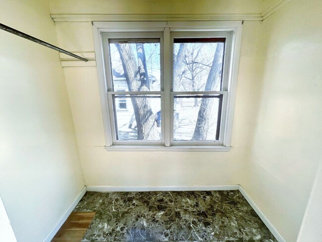 Building Photo - 602 E 2nd- 2 Bedroom house
