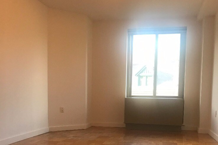 Primary Photo - 21 E 10th St