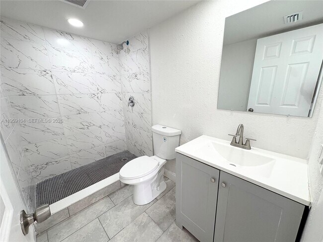 Foto del edificio - 4119 Woodside Dr