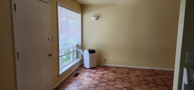 Living Room - 907 E Laird Ave