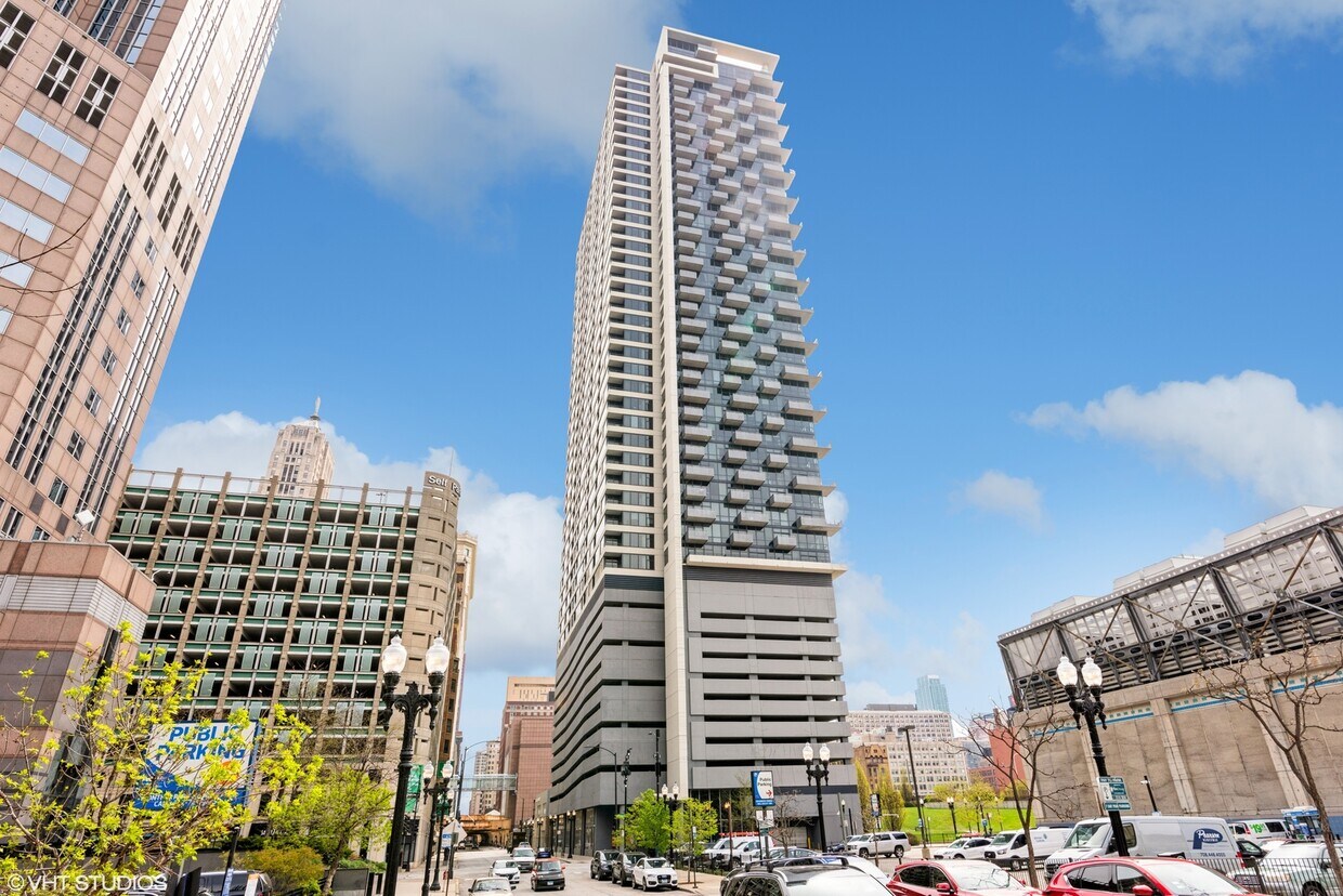 Foto principal - 235 W Van Buren St