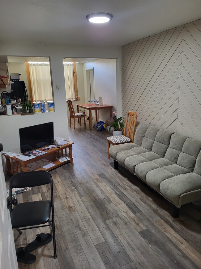 Living Room - 115 S 7th Ave