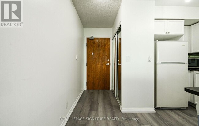 Building Photo - 33 Elm Dr W
