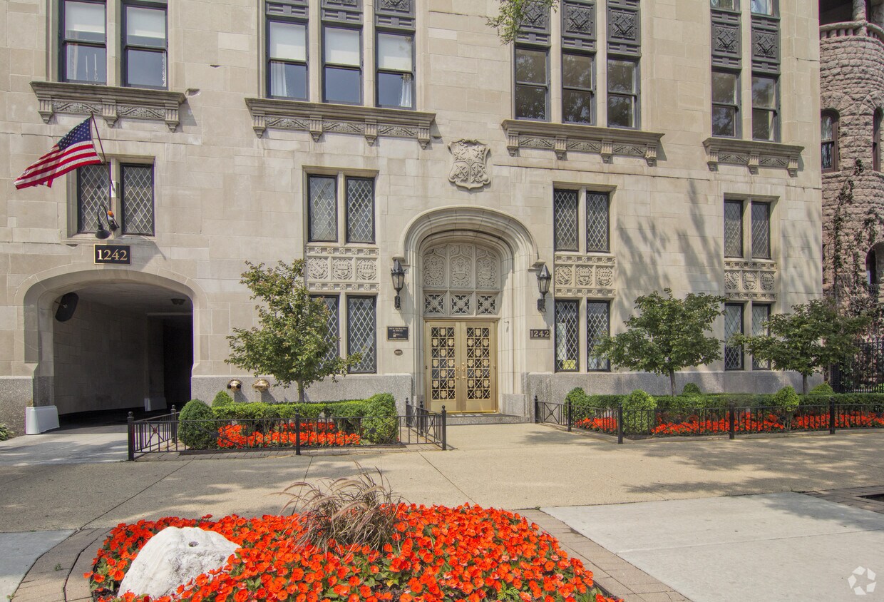 1242 N Lake Shore Dr, Chicago, IL 60610 Apartments in Chicago, IL