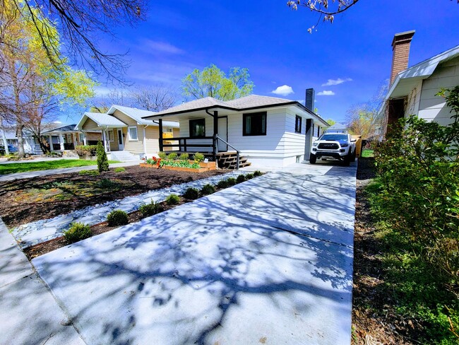 Foto del edificio - Absolutely STUNNING SLC Home