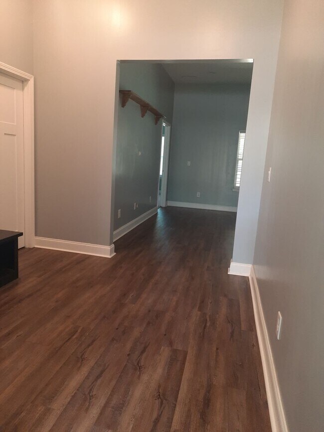 Building Photo - 4 Bedroom, 2 Bath Ranch Style Home