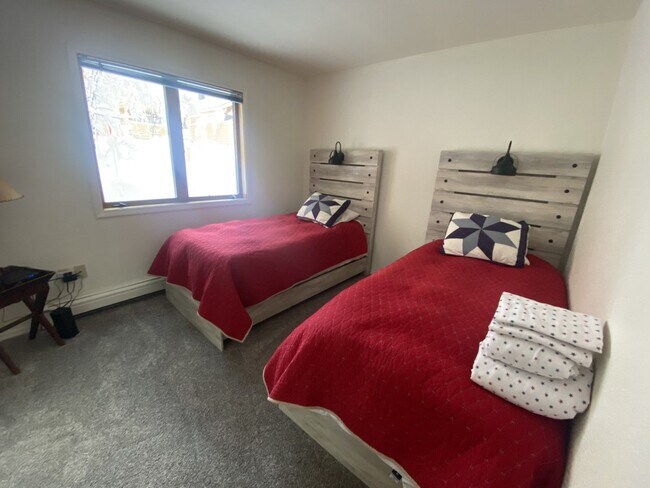 Building Photo - Furnished 2 bed, 2 bath Condo
