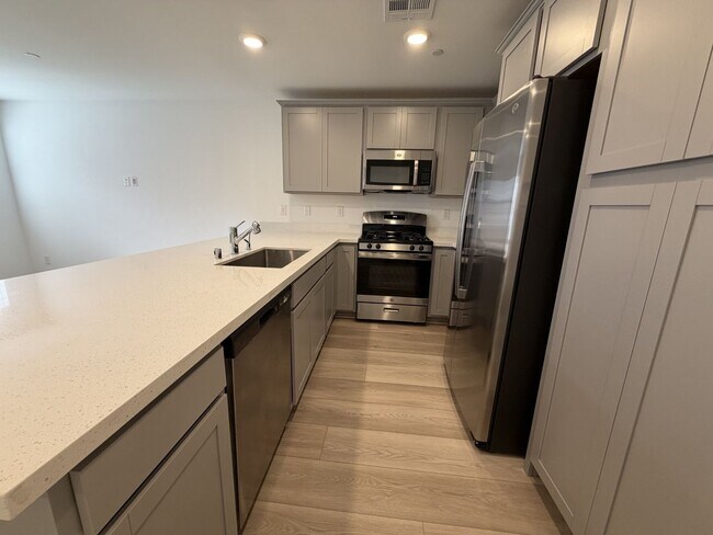 Foto del edificio - IMMACULATE 3-BEDROOM, 2.5 BATH TOWNHOME