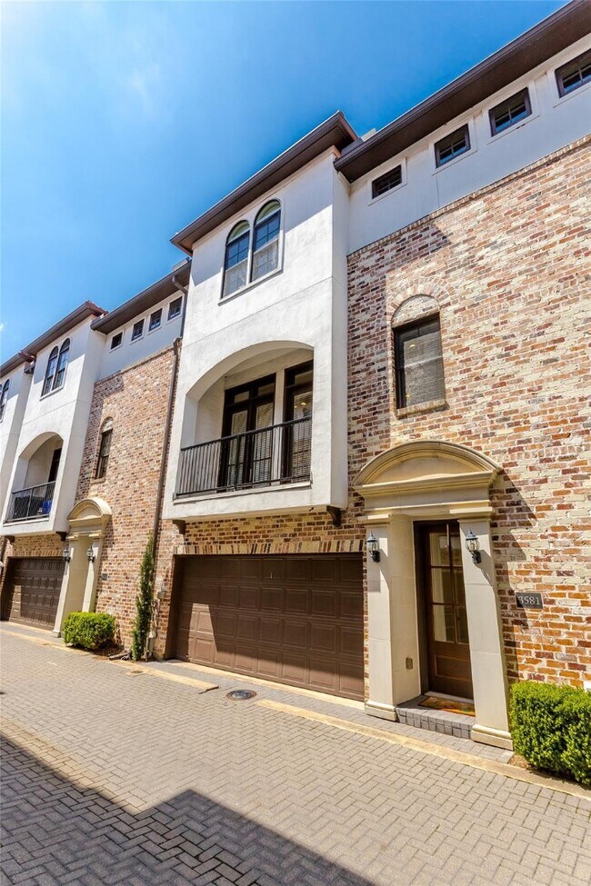 Foto del edificio - Striking Mediterranean 3-story townhome w 3 beds, 3.5 baths, 2 car & private backyard-patio