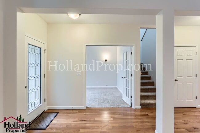 Building Photo - ** New Price! ** Spacious Two-Level Home i...