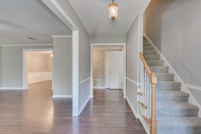 Building Photo - 2453 Riverlook Dr
