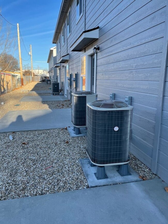 Building Photo - 103 E Ravenna Ln