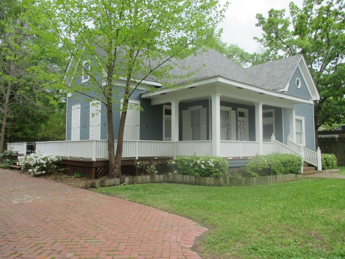 Building Photo - 208 E Louisiana Ave