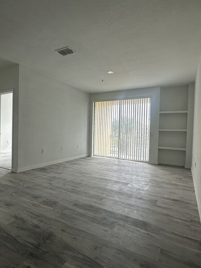Foto del edificio - Beautifully Renovated 4 Bed / 2 Bath Condo in Visconti West Condominium- Water View