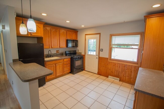 Building Photo - Most sought after Woodlawn area. 2BR 1BA