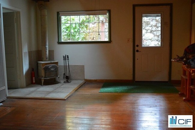 Building Photo - 203 N Sequoia Rd