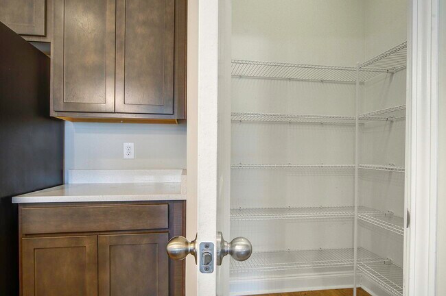 Foto del edificio - 7824 Montview Rd