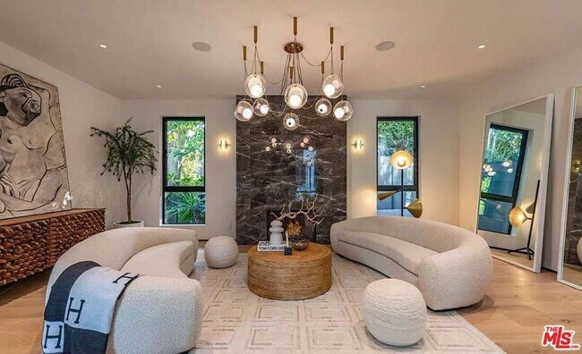 Foto del edificio - 1271 Sunset Plaza Dr