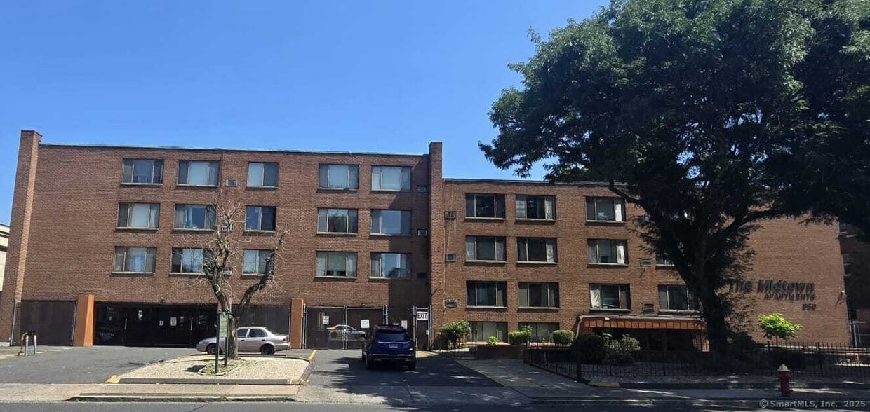 Primary Photo - 950 Asylum Ave