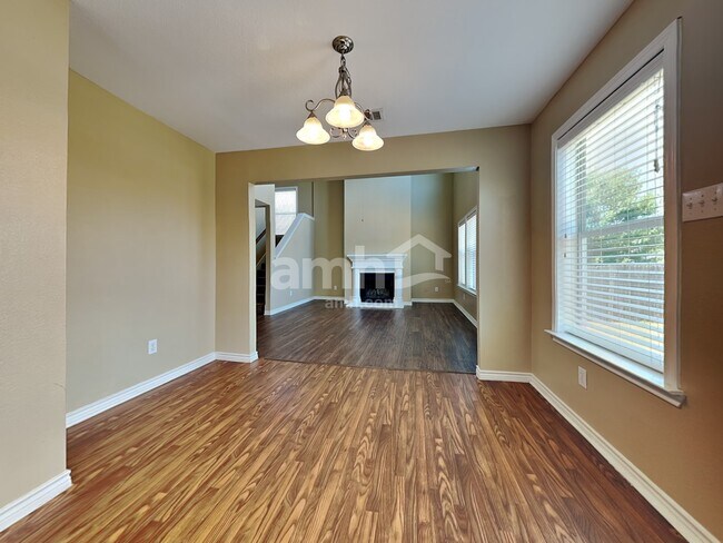 Foto del edificio - 8923 Wild Rose Ln