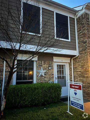 Building Photo - 705 Lee St