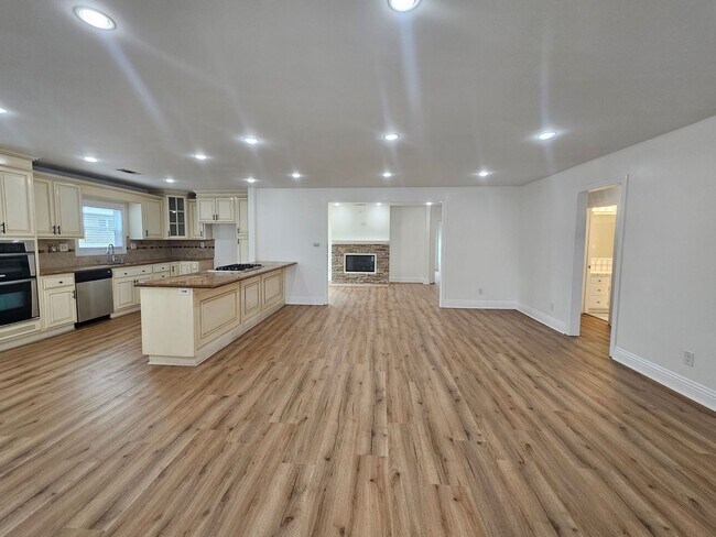 Foto del edificio - 3-bedroom, 2-bathroom home located in the vibrant city of Long Beach