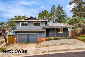 Building Photo - 315 Crestmont Dr