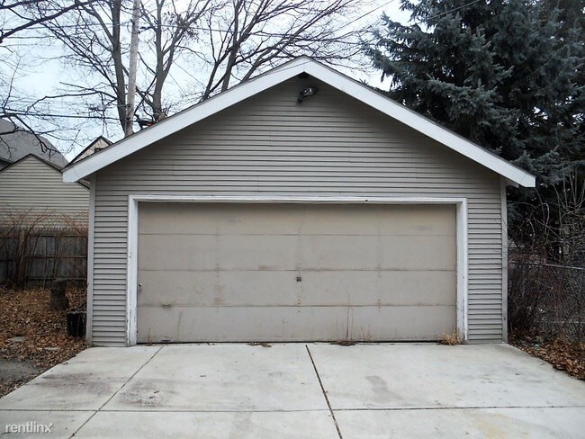 Building Photo - 4 br, 1 bath Duplex - 2858 N Frederick Ave