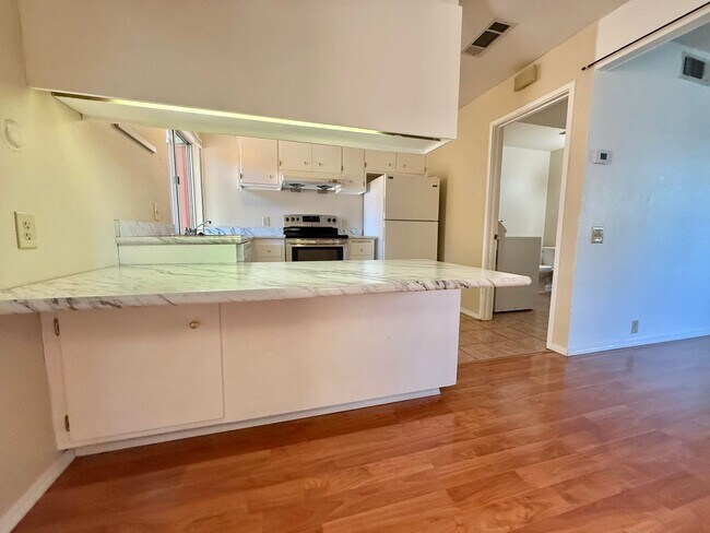 Foto del edificio - Cute West Davis 3 bed Condo