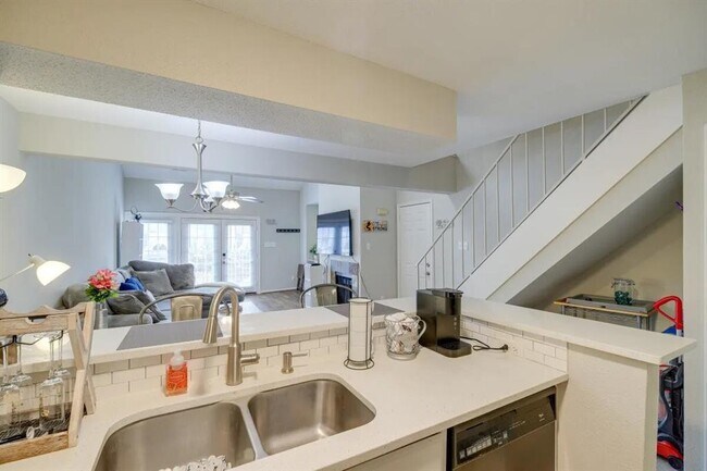 Foto del edificio - 2425 Holly Hall St