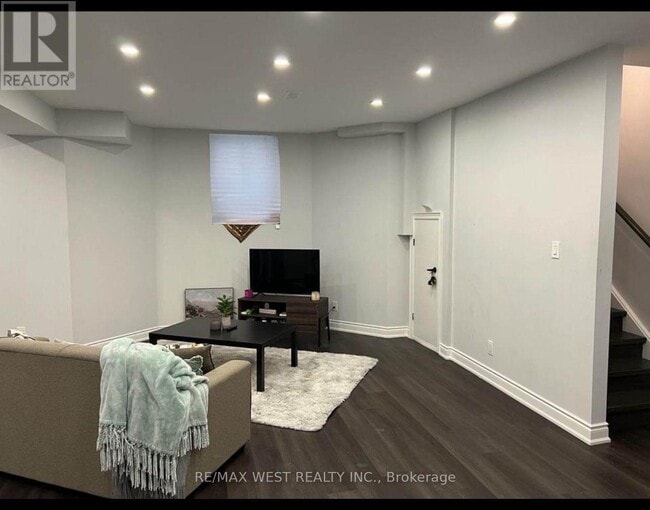 Building Photo - 121 Appleyard Ave