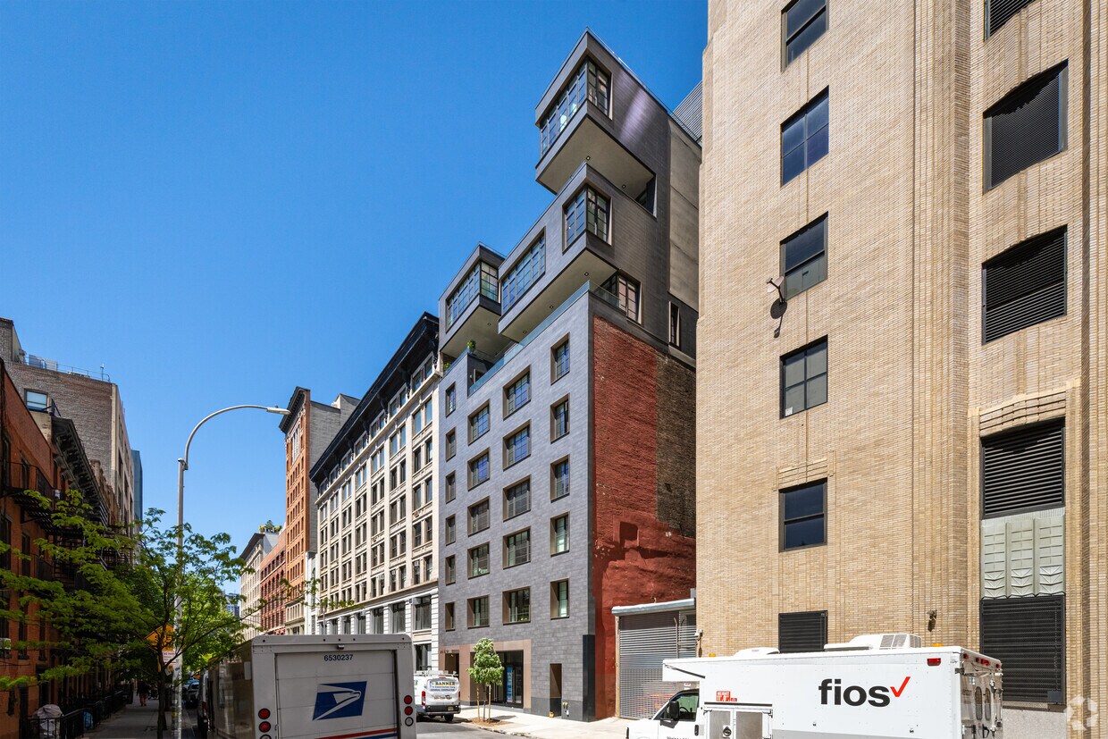 Primary Photo - 225 W 17th