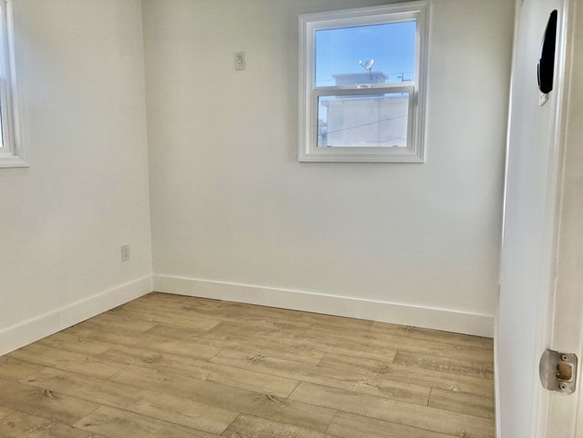 Building Photo - 450 S Benton Way