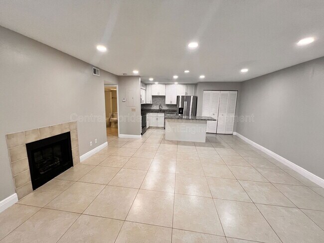 Building Photo - 300 Lakepointe Dr