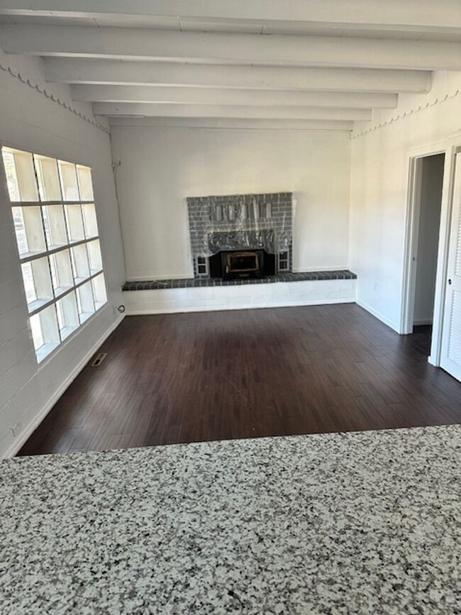 Building Photo - 2Bd home close to Bijou school! Call for a...