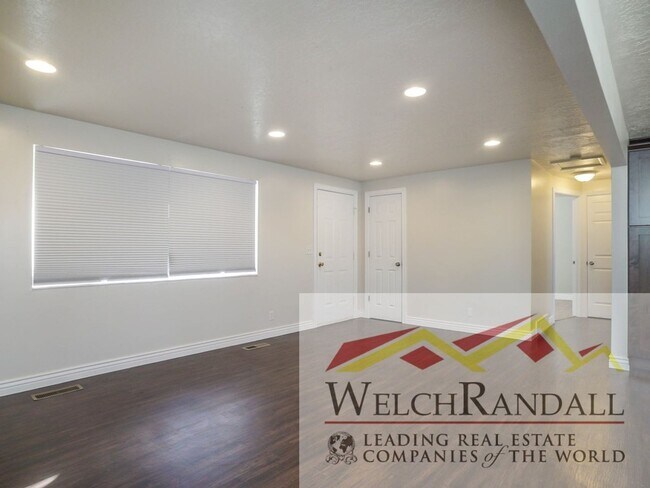 Foto del edificio - Beautifully Updated 4 bed 2 Bath Duplex