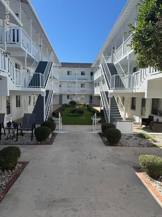 Foto del edificio - 1020 N Halifax Ave