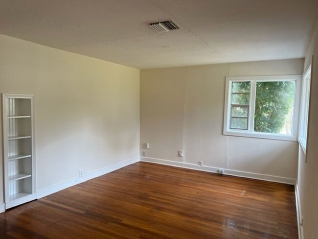 Building Photo - 1208 Cloverlawn Ave
